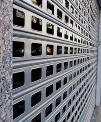 puerta enrollable de chapa perforada en barcelona