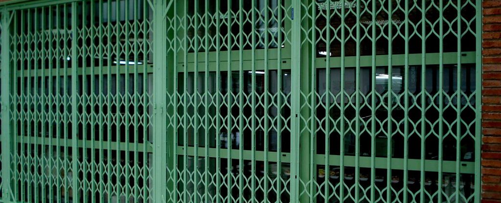 puerta metálica de ballesta fabricacion a medida